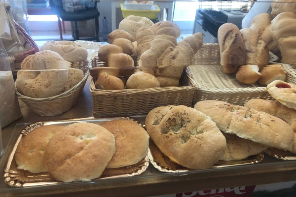 Glutenvrij-eten-in-Italie-supermarkt-brood-vers-glutenvrij