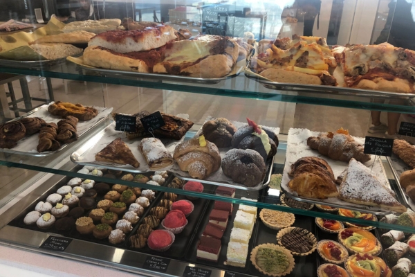 Glutenvrij-eten-in-Italie-supermarkt-versafdeling-brood-en-gebak