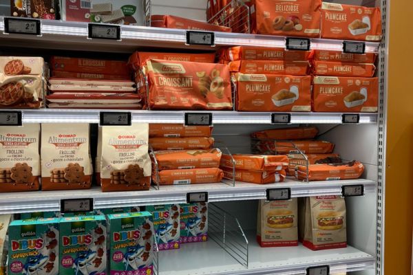 Glutenvrije-supermarktschap-in-Italie-met-diverse-merken-en-producten