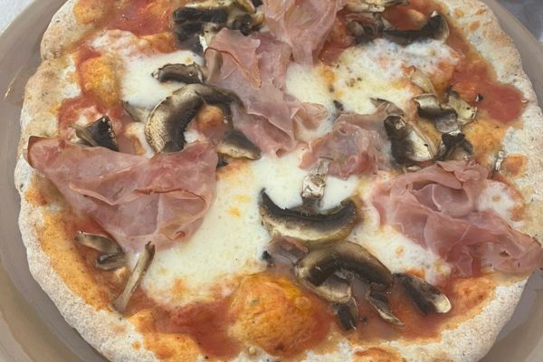 Glutenvrij-eten-in-Toscane_-Vada-glutenvrije-pizza-champignon-ham